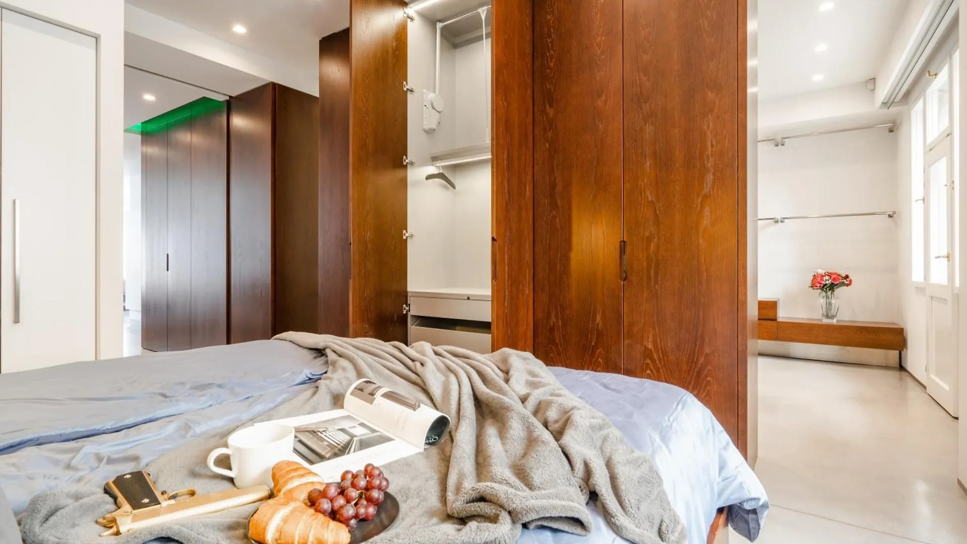 The Grand Krocinova Loft - Golden Bond Retreat Prague Apartment